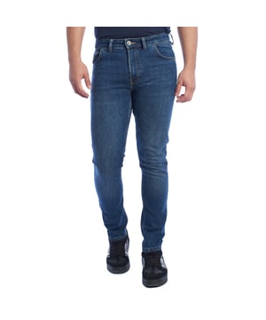 Pantalón vaquero para hombre de La Martina.

Un básico atemporal que nunca pasa de moda. Este jean de hombre de La Martina es la definición perfecta de estilo y funcionalidad, pensado para acompañarte en cualquier ocasión. 

Detalles:

- Confeccionado en algodón denim de alta calidad.
- Diseño de 5 bolsillos clásico con bordado del logotipo de La Martina en el bolsillo pequeño.
- Etiqueta trasera de cuero con el emblema de la marca.
- Cierre con cremallera y botón metálico.
- Corte regular fit, pensado para un calce cómodo que se adapta a distintas ocasiones.
- Costuras reforzadas.

Perfectos para combinar con una camiseta para un look casual o con una camisa para un estilo más refinado, estos pantalones vaqueros hombre de La Martina son una elección infalible.
 Composición: 100% Algodón
 Cuidados:
- Lavar a máquina en agua fría.
- Utilizar detergente suave.
- Secar al aire libre.
- Planchar a temperatura media.