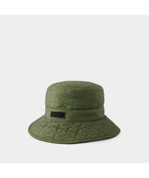 La gorra Bob Quilted Tech de Ganni es un accesorio moderno y funcional, perfecto para añadir un toque de estilo contemporáneo a cualquier atuendo. Su diseño acolchado y su forma relajada la convierten en una gran elección para looks informales e inspirados en el streetwear. Para complementar su estética moderna, combínala con conjuntos que sean a la vez elegantes y cómodos. Considera la posibilidad de combinarla con un jersey oversize y unos pantalones anchos para conseguir un conjunto acogedor pero a la última, o con una chaqueta de forro polar aerodinámica y unos joggers para un look de inspiración athleisure. Estas opciones están en consonancia con el espíritu urbano del gorro y con el gusto de Ganni por combinar la practicidad deaspect con elementos de moda vanguardistas, creando un look cohesionado y con estilo. Ideal para los días más frescos, las aventuras al aire libre o para añadir un toque moderno a tu estilo diario, esta combinación pone de relieve la versatilidad de la gorra Bob Quilted Tech y su capacidad para añadir un toque contemporáneo a una gran variedad de conjuntos modernos y desenfadados. Material: poliéster.