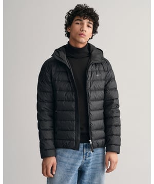 An easy, year-round layering piece with 90% down and 10% feathers, this jacket is made from super light, recycled polyester with a water-repellent finish. The piece has a regular fit and stops just above the hips, It features channel quilting, an elasticated hood, hem and cuffs, side pockets and our signature GANT logo printed on the chest.
Regular fit  Above hip length  Water-repellent  GANT logo printed on chest 
&nbsp;
Shell - Recycled Polyester 100%, Lining - Recycled Polyester 100%, Padding - Down 90%, Feathers 10%
&nbsp;
7006380
&nbsp;