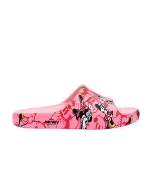 Put a dash of Disney in every step your little one takes with the new Mini Melissa Free Print Slide + Mickey. Extremely lightweight, the sandal has a print in 3DB and serigraphy, and a nylon fastener to ensure stability and comfort.