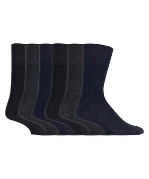 Si la comodidad es su único objetivo cuando busca un par de calcetines, considere que este par de calcetines de bambú no elásticos Gentle Grip es uno de los mejores. El bambú se considera la "superfibra" moderna, Gentle Grip es una marca de calcetines muy apreciada que se centra exclusivamente en la comodidad y la técnica no elástica es muy recomendable para reducir la presión en el pie... todo parece estar bien en este calcetín. Por qué el bambú es genial - El bambú es comúnmente conocido por ser un material impresionante. He aquí 3 razones por las que el bambú es el mejor. Absorbe la humedad - Las fibras de bambú controlan la temperatura de forma natural, por lo que es una fibra brillante para tejer calcetines. Antibacteriano - El bambú aleja la humedad, lo que significa que no tiene margen de maniobra, por lo que previene posibles infecciones en los pies. Súper suave - El bambú se considera una fibra de lujo a la hora de mantener los pies suaves y cómodos. Gentle Grip - Non Elastic Honeycomb Top - Con un diseño especial HoneyComb Top, los calcetines suaves Gentle Grip son más cómodos para todos los usuarios, pero especialmente si usted lucha con problemas circulatorios. Los calcetines Gentle Grip están fabricados para cuidar tus piernas, amoldándose cómodamente a su contorno natural sin dejar ninguno de esos feos anillos de constricción. Combinando una mezcla de bambú natural y una parte superior de nido de abeja no elástica, los calcetines Gentle Grip podrían ser el par de calcetines perfecto para tus pies si la comodidad es tu principal objetivo.