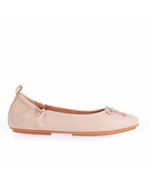 Dames Fit Flop Allegro Bow Leren Ballerina Pumps in steen.- Bovenwerk van leer.- Slip-on constructie.- Anatomisch gevormd voetbed.- Dynamicush™ technologie.- Slip-Resistente rubberen zool.- Ref: DX9A20