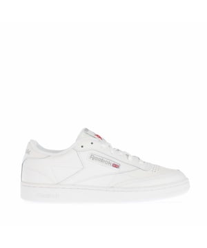 Heren Reebok Club C 85 Trainers in wit.- Bovenwerk van leer.- Vetersluiting.- Contrasterende tong van textiel.- Archieflogo en vensterdoos. - Laag uitgesneden profiel.- Comfortabele gegoten binnenzool.- Rubberen buitenzool.- Ref.: AR0455