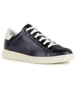 Jaysen is a lightweight breathable low-cut sneaker for women that exudes casual charm and takes its cues from a classic tennis-shoe style. With an attractive everyday design, it comes in a mixture of a pearlescent and plain leather-effect material.