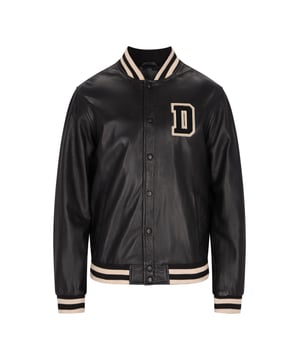 Entscheiden Sie sich für zeitlosen Stil mit dieser Bomberjacke mit normaler Passform für ultimativen Komfort. Der Druckknopfverschluss und der Stehkragen betonen den Universitätsstil. Einschubtaschen an der Hüftlinie und eine große, gestickte Aufschrift auf der Rückseite. Dieses Übergangsstück aus Lammleder ist perfekt für den Schulanfang oder legere Anlässe.  Jacke