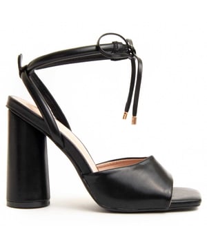Dames hoge hak sandaal. Comfortabele pasvorm. Gevoerde binnenzool. Antislip zool. Versterkte stiksels. Gefabriceerd door andere merken voor ons merk. Ongelooflijke hoogte van de hak: 12 cm.
