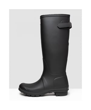 Deze originele Wellington-boot van Hunter is een zwarte premium designer wellie-boot, perfect voor natte en modderige wandelingen of voor tijd doorbrengen in de tuin. Deze hoge laarzen voor dames zijn volledig waterdicht, handgemaakt en hebben een zware rubberen zool. Een polyester voering houdt je voeten comfortabel en snug. Ze zijn voorzien van het Hunter-logo en een verstelbare achterband.
