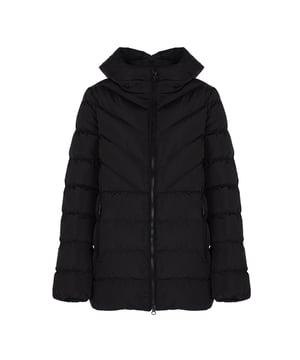La chaqueta acolchada con capucha es una excelente elección para los días más fríos, proporcionando no solo calidez, sino también un aspecto elegante gracias a su moderno acolchado que le añade un carácter único.

Con cierre de cremallera, la chaqueta garantiza comodidad y facilidad de uso, y su robusta cremallera asegura durabilidad y fiabilidad incluso con un uso intensivo.

Con dos bolsillos con cierre de cremallera, ofrece una solución práctica para guardar pequeños objetos que siempre quieres tener a mano, al mismo tiempo que proporciona seguridad gracias a sus sólidos cierres.

En la manga izquierda, un detalle de la marca añade elegancia a la chaqueta y subraya su exclusividad, siendo a la vez un sutil toque que atrae la mirada.

Hecha de tela de alta calidad, transpirable y resistente al agua, la chaqueta proporciona comodidad de uso en cualquier condición climática, protegiendo de la lluvia y el viento, mientras permite que la piel respire.