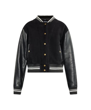 Geben Sie Ihrem Look einen Hauch von Retro-Stil mit dieser ikonischen Collegejacke, auch bekannt als Letterman-Jacke. Diese Jacke besticht durch eine klassische Bomber-Silhouette, einen taillenlangen Schnitt und einen Druckknopfverschluss. Der gerippte Strickkragen sowie die Bündchen und der Bund mit kontrastierenden Streifen verleihen zusätzlichen Flair. Der Zwei-Texturen-Look entsteht durch die Verwendung unterschiedlicher Materialien für Ärmel und Körper.  Jacke