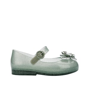 Keep your childs feet happy and dazzling with the Melissa Sweet Love Fly ballerinas! Delicate and charming, they have injected glitter details on the upper and on the sole. The highlights are the two butterflies on the vamp - the bottom one has small sparkly details, and the top one is a sophisticated silver