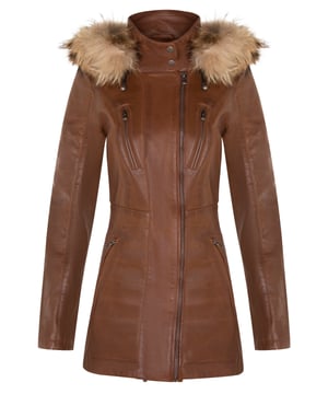 Mejora tu guardarropa de invierno con nuestra parka de cuero para mujer de corte ajustado, una opción perfecta para mantenerte abrigada y con estilo en climas más fríos. Esta chaqueta, confeccionada con 100 % cuero napa ultra suave de primera calidad, ofrece una sensación lujosa y cómoda. Esto es lo que la distingue: Capucha con forro de piel desmontable: la chaqueta cuenta con una capucha con forro de piel desmontable, que brinda calidez y un aspecto exuberante que agrega un toque de sofisticación a tu atuendo de invierno. Bolsillos funcionales con cremallera: cuatro bolsillos con cremallera en la parte delantera de la chaqueta, con lengüeta para una fácil apertura, ofrecen un almacenamiento seguro y conveniente para tus elementos esenciales. Detalles acolchados lujosos: los detalles acolchados en las mangas y la cintura agregan un toque de lujo y textura al diseño de la chaqueta, mejorando su atractivo visual. Cuello alto: el cuello alto, abrochado con botones a presión, no solo te mantiene abrigado, sino que también agrega un elemento elegante y chic al aspecto general. Puños con cremallera: los puños con cremallera brindan mayor capacidad de ajuste y estilo, lo que le permite personalizar la longitud de la manga según sus preferencias. Esta chaqueta parka de cuero para mujer combina moda, funcionalidad y calidad superior, lo que la convierte en un complemento imprescindible para tu guardarropa de invierno para un aspecto elegante y acogedor.