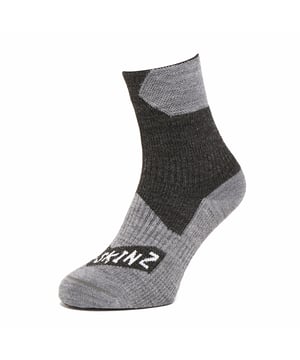 Cuando necesites una protección adicional contra los elementos que tu calzado no puede proporcionar, el calcetín de tobillo impermeable para todo tipo de clima de Sealskinz es completamente impermeable, transpirable y a prueba de viento. Diseñado con el rendimiento en mente, el calcetín de tobillo para todo tipo de clima ofrece soporte y comodidad, utilizando elastificación zonal, elasticidad en cuatro direcciones y costuras planas en los dedos. - Calcetines 100% impermeables de Sealskinz - 100% impermeables, a prueba de viento y transpirables - Construcción de tres capas - Forro de lana merino - para control de humedad, aislamiento y comodidad - Elastificación zonal - añade soporte - Elasticidad en cuatro direcciones - para mayor comodidad y mejor ajuste - Costuras planas en los dedos - previenen el roce y las ampollas - Acolchado en la plantilla - reduce la presión y aumenta la absorción de impactos - Materiales exteriores: 62% policolón / 29% nailon / 9% elastano - Materiales interiores: 36% lana merino / 36% acrílico / 18% poliéster / 5% nailon / 5% elastano - Actividad recomendada - trail running