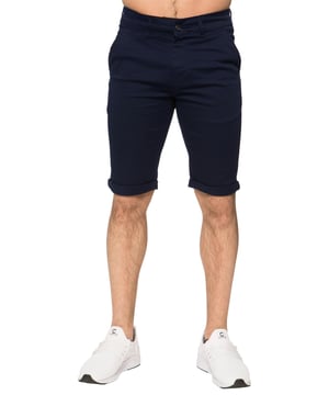 Sea cual sea tu plan para el verano, no te equivocarás con el estilo discreto de los pantalones cortos chinos de Enzo. Confeccionados en tejido de mezcla de algodón rojo con cremallera, presillas para cinturón, dobladillos estrechos, botones y remaches de marca, este estilo versátil se ve genial con una camiseta informal o una camiseta sin mangas, y también se puede vestir con una camisa abotonada para ocasiones más elegantes.