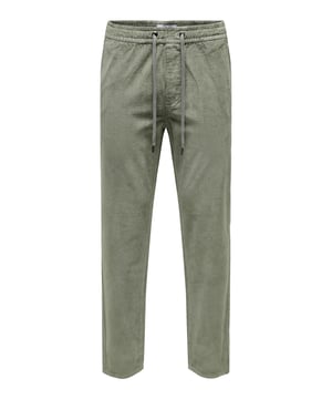 Begib dich auf eine stilvolle Reise mit dieser markanten Kordhose für Herren - eine Fusion aus zeitgemäßem Schnitt und unübertroffenem Komfort. Der Tapered Fit und die mittlere Taillenhöhe schaffen eine zeitgemäße Silhouette, die nicht nur modern, sondern auch äußerst bequem ist.  Der elastische Bund in Verbindung mit dem Kordelzug ermöglicht eine individuelle Anpassung, wodurch diese Hose nicht nur perfekt sitzt, sondern auch eine lässige Eleganz ausstrahlt. Die gesäumten Beinabschlüsse setzen nicht nur einen modischen Akzent, sondern bieten auch eine optimale Passform.  Die seitlichen Eingrifftaschen fügen eine praktische Note hinzu, während die Gesäßtasche mit Knopf nicht nur als stilvolles Detail dient, sondern auch zusätzlichen Stauraum bietet. Der kleine Label-Aufnäher über der Gesäßtasche verleiht der Kordhose einen Hauch von dezentem Charme und Authentizität.  Hochwertige Kordmaterialien und sorgfältige Verarbeitung machen diese Hose nicht nur zu einem verlässlichen Begleiter im Alltag, sondern auch zu einem stilvollen Statement. Egal, ob du sie im Büro, bei Freizeitaktivitäten oder bei einem entspannten Treffen mit Freunden trägst - diese Kordhose wird zu einem unverzichtbaren Element in deiner Garderobe.