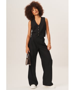 Geef je garderobe een boost met onze op maat gemaakte katoenen broek met wijde pijpen. Deze broek is gemaakt van hoogwaardig katoen en is zowel comfortabel als stijlvol. Het ontwerp met wijde pijpen voegt een vleugje mode toe aan je look, perfect voor elke gelegenheid.