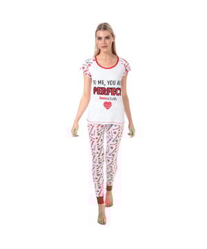 Universal Pictures Love Actually damespyjama in wit en rood.<br /><br />Top:<br />- Wit katoenen T-shirt.<br />- Contrasterende ronde hals.<br />- Korte raglanmouwen met terugkerende Love Actually-afbeeldingen.<br />- ˜To Me You Are Perfect"-afbeelding op de voorkant afgedrukt.<br />- Glitteraccenten.<br />- Afmeting van schouder tot zoom: 61 cm ongeveer.<br />- 100% katoen. Geschikt voor de wasmachine. <br /><br />Broek:<br />- Witte katoenen pyjamabroek met terugkerende Love Actually afbeeldingen.<br />- Elastisch bij de taille.<br />- Contrasterende, geribbelde boorden.<br />- Binnenbeenlengte is ongeveer 81 cm.<br />- 100% katoen. Geschikt voor de wasmachine. <br />- Ref: 9906<br /><br />De afmetingen zijn slechts bedoeld als richtlijn.