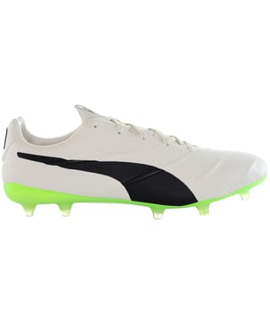 Las botas de fútbol Puma King Platinum 21 VGN para hombre son una opción de gama alta para los jugadores de fútbol que buscan comodidad, estilo y rendimiento inigualables en el campo. Puma tiene una rica historia en la producción de botas de fútbol de alta calidad, y las King Platinum 21 VGN continúan esa tradición. Aquí tienes una descripción detallada de estas botas junto con sus características clave:

 1. Parte superior de piel de primera calidad:  Las botas King Platinum 21 VGN incorporan una parte superior de piel K de primera calidad que ofrece un tacto lujoso y una durabilidad excepcional. Esta piel de alta calidad proporciona un excelente toque y control del balón, permitiendo pases, regates y disparos precisos.

 2. Diseño ligero:  Puma ha diseñado estas botas para que sean increíblemente ligeras, reduciendo el volumen innecesario a la vez que mantienen la sujeción esencial. Este diseño favorece la agilidad y la velocidad, por lo que son ideales para jugadores que dependen de movimientos rápidos.

 3. Ajuste adaptable:  Las botas están diseñadas con un ajuste ceñido y adaptable para garantizar el mínimo movimiento del pie dentro de la bota. El cierre de cordones permite personalizar el ajuste, proporcionando una sensación segura y personalizada.

 4. Estética clásica:  Las botas King Platinum 21 VGN presentan un diseño clásico y atemporal que rinde homenaje a la herencia futbolística de Puma. La marca mínima y la silueta elegante hacen que estas botas sean elegantes y discretas.

 5. Plantilla cómoda:  Estas botas vienen con una plantilla acolchada que mejora la comodidad durante los partidos o entrenamientos, reduciendo el riesgo de molestias o ampollas.

 6. Tacos cónicos:  La suela de estas botas está equipada con tacos cónicos que proporcionan una excelente estabilidad y tracción en campos de hierba natural. Esta configuración de tacos permite rápidos cambios de dirección sin comprometer el agarre.