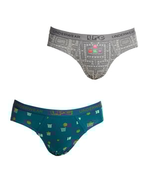 Set van 2 jongensslips van Le Petit Garçon, ontworpen om de hele dag comfort, ondersteuning en frisheid te bieden.

 Kenmerken:

 - Ademende stof: Gemaakt van hoogwaardige materialen die de luchtcirculatie bevorderen, waardoor de huid koel en droog blijft.
 - Anatomische voorkant: Comfortabele en stevige pasvorm die schuren voorkomt en bewegingsvrijheid biedt voor dagelijkse activiteiten.
 - Elastische tailleband: Omvat een zachte tailleband met het merklogo, voor een perfecte pasvorm met een modern tintje.
 - Aantrekkelijk ontwerp: Verkrijgbaar in verschillende kleuren en prints die zorgen voor plezier en stijl.

 Een ideale keuze voor kinderen die op zoek zijn naar comfortabel en functioneel ondergoed met een praktisch en aantrekkelijk ontwerp.
 Samenstelling: 95% Katoen, 5% Elastaan
 Onderhoud:
- Wassen op max. temperatuur. 30º.
 - Geen bleekmiddel gebruiken.
 - Geen droger gebruiken.
 - Niet strijken.
 - Niet chemisch reinigen.