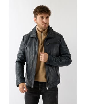 100 % Lammleder- Futter mit einer Innentasche mit Reißverschluss und einer Innentasche mit Knopfverschluss- Taschen mit ReißverschlussUnser Model ist 190 cm groß und trägt Größe M/50