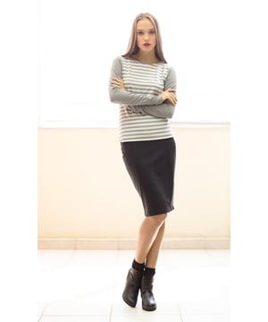 Langärmeliges gestreiftes Top in grau-weißer Melange aus Stretchmaterial. Runder Halsausschnitt. Unifarbenes Melange-Grau an den Ärmeln und an der Borte am Halsausschnitt. Taillierte Silhouette. Unser Model ist 178 cm groß und trägt Größe 36. Maße für Größe 38 (in cm):Brustumfang-37; Körperlänge-57; Taille-36; Schulterbreite-34; Saum-41, Ärmel-63. Das Kleidungsstück ist tailliert.