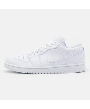 Entdecken Sie einen Klassiker neu mit dem Air Jordan 1 Low in Weiß/Weiß/Weiß, der alltäglichen Streetstyle und ein angenehmes Laufgefühl bei jedem Schritt bietet. Der Air Jordan 1 Low ist vom ursprünglichen AJ 1 aus dem Jahr 1985 inspiriert und bringt diese Streetwear-Ikone mit einem niedrigen Design und einer neuen Farbgebung wieder auf Ihre Füße. Erstklassig in Optik und Haptik: Sie finden die bekannten Overlays und die atmungsaktive, perforierte Spitze auf strapazierfähigem Leder für den klassischen Look. Diese Low-Top-Silhouette sorgt für ein stützendes Tragegefühl, wobei das Air-Element für leichte Dämpfung sorgt und einen bequemen Sneaker für den ganzen Tag ergibt. Die Gummiaußensohle sorgt für multidirektionale Traktion.