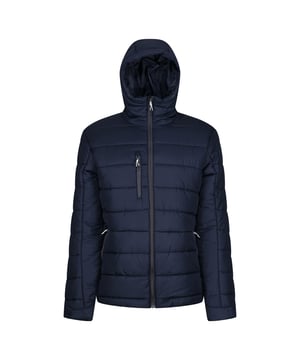 Materiaal: 100% polyester. Voering: Verborgen ritssluiting. Stof: Ripstop. Ontwerp: Logo. Stoftechnologie: Slijtvast, Isolerend, Thermisch, Warmloft. Manchet: Verstelbaar, met treksluiting. Contrasterende Rits, Gewatteerd. Halslijn: Kapitein. Mouwtype: Met lange mouwen. Kapkenmerken: Trekkoord, Gegroeid op de kap. Zakken: 2 Zijzakken, 1 Borstzak, Rits, 1 Binnenzak. Bevestiging: Volledige ritssluiting. Recycleerbaar.