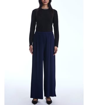 Step into effortless elegance with these long-pleated trousers, crafted from a soft, stretchy material that moves with you. The palazzo style offers a chic, flowing silhouette, perfect for any occasion. An elastic waist ensures comfort while maintaining a stylish look. Dress them up or down—these trousers are a versatile addition to your wardrobe, ready to turn heads!