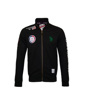 Comfortabel sweatjack voor heren van het merk US Polo ASSN. Zeer aangenaam om te dragen, comfortabel en sportief gesneden tegelijk. Twee zijzakken bieden ruimte voor spullen. Dankzij het eenvoudige ontwerp kan dit kledingstuk met veel kledingstukken worden gecombineerd.