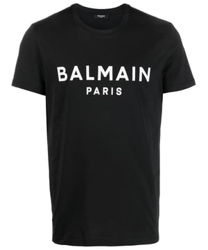 Presented in a black colourway with a cotton construction, Balmain's round-neck T-shirt boasts a contrasting logo print at the chest for a recognisable look.



black/white
cotton
logo print to the front
round neck
short sleeves
straight hem