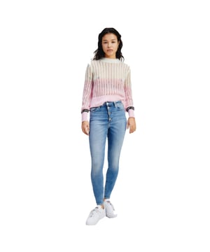 Jeans Tommy Jeans Sylvia Femme Jeans. Authentisches Kleidungsstück der Marke Tommy Jeans - Streetwear/Sportswear-Design von Tommy Jeans - Tommy Jeans für Frauen, perfekt für den Alltag - Die Jeans Tommy Jeans in Jeansfarbe lässt sich hervorragend mit dem Rest Ihrer Garderobe kombinieren - bequemer Jeansstoff - klassisch - Sylvia -