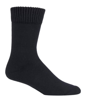 Desarrollados para ayudar a controlar los síntomas del edema, linfedema, retención de líquidos y otras afecciones relacionadas con la talla asociadas a los pies y tobillos hinchados. Las propiedades térmicas ayudan a mantener el calor y la calidez sin sacrificar todas las propiedades que el calcetín clásico para edema necesita para funcionar correctamente. Incluyen una parte superior extra ancha para minimizar la constricción y una costura en los dedos unida a mano para reducir la irritación. Circunferencia máxima tanto en la pierna como en el tobillo y el pie especialmente desarrollados utilizando la experiencia innovadora de Sock Shop. Estos calcetines se adaptan suavemente al contorno de los pies, los tobillos y las piernas sin oprimir. Los diseñadores de IOMI han probado estos Calcetines Térmicos Extra Anchos para Edema en personas que padecen edema. Han comprobado que son cómodos y no constriñen al llevarlos puestos, con la ventaja añadida de una costura plana en la puntera hecha a mano. Fabricados con un material rico en algodón (93%), proporcionan suavidad y comodidad. Están disponibles en 4 tallas: 4-7 UK, 6-8.5 UK, 9-11 UK y 12-14 UK. Se pueden lavar a máquina.