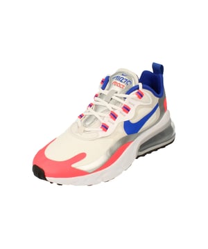 Parte superior textil y de otros materiales, suela sintética, zapatillas Nike blancas, suela de goma, zapatillas con cordones, insignia de la marca en el lateral del zapato, ropa de gimnasio