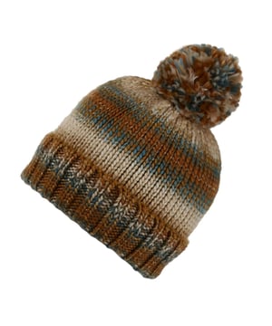 
Buitenste materialen: 100% Acryl. Voering: 100% polyester. Stof: Fleece, gebreid, Lurex, Soft Touch. Ontwerp: Omber. Stoftechnologie: Duurzaam. Pom Pom, Opgedraaide Manchet.