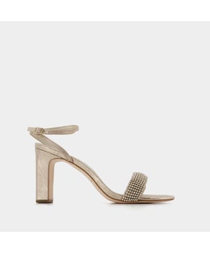 Estas sandalias de tacón de ante de Loeffler Randall combinan comodidad con tacón medio y elegancia con strass. ¡Llévalas de día o de noche para dar un toque sofisticado a tus conjuntos!