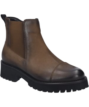 Die Sallina 06 Stiefelette von JOSEF SEIBEL repräsentiert in ihrem edlen cognacfarbenen Gewand nicht nur eine zeitlose Eleganz, sondern steht auch für den unverkennbaren Tragegenuss, den man von einer renommierten Bequemschuhmarke erwartet. Gefertigt aus feinstem Nubukleder, das sorgfältig aus Rindsleder ausgewählt wurde, spiegelt dieser Damenschuh die Hingabe der Marke wider, Qualität und Langlebigkeit mit modernem Komfort zu verbinden. Die schwarze Sohle, hergestellt aus EVA, einem Material, das Leichtigkeit und Flexibilität verspricht, ist grob strukturiert, um auch auf Outdoor-Abenteuern optimalen Halt zu bieten. Eine Besonderheit dieser Stiefelette ist die AGO-Fertigungsart, die eine leichte und formbeständige Machart gewährleistet, indem das Lederoberteil mit der Innensohle verklebt und anschließend die Laufsohle aufgebracht wird. Dies verdeutlicht die moderne Interpretation traditioneller Schuhmacherkunst, die JOSEF SEIBEL so einzigartig macht. Die Möglichkeit, das Mikrofaser-Fußbett auszutauschen, erlaubt es, ein individuelles orthopädisches Fußbett zu verwenden, um den Tragegenuss weiter zu personalisieren. Mit einem Blockabsatz von 4,5 cm Höhe ist die Stiefelette nicht nur ein optischer Hingucker, sondern bietet auch einen angenehmen Laufkomfort. Geeignet für die Herbstsaison, lässt sich die Sallina 06 ideal zu Streetwear kombinieren und ist der perfekte Begleiter für vielfältige Freizeitaktivitäten. Der Reißverschluss erleichtert das An- und Ausziehen und unterstreicht den praktischen Aspekt dieses Modells. In der Produktlinie Josef Seibel verankert, verkörpert diese Stiefelette modernen Komfort und Perfektion in Passform und Funktion, hergestellt aus hochwertigen Materialien, die fern von der Fast Fashion-Bewegung, für Slow Fashion und Nachhaltigkeit stehen.