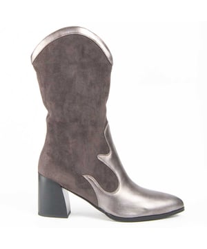 Women's heeled boot. Comfortable fit. Cushioned natural leather insole. Manufactured by other brands for our brand. Approximate measurements: 7 cm heel, 28 cm high and 12 cm wide.