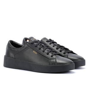 Erhöhen Sie Ihr Spiel mit tennisinspirierten Sneakers aus hochwertigem Leder und einer klobigen Zwischensohle für zusätzlichen Komfort und Stil.