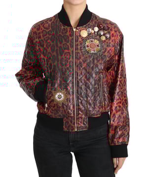 Marca: Dolce & Gabbana  
Modelo: Chaqueta bomber de cuero  
Color: Leopardo Rojo  
Adorno: Botones de cristal multicolor, tachuelas y parches  
Cierre de cremallera completo  
Forro interior de seda elástica verde  
Dos bolsillos exteriores  
Detalles de logotipo  
Hecho en Italia  
Material: 90% cordero, 9% lana, 1% elastano  
Forro: 94% seda, 6% elastano  