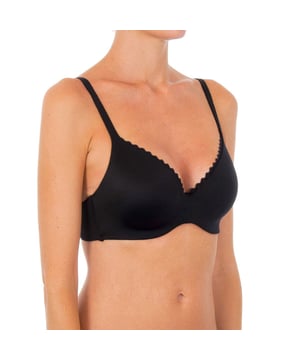 Nuevo sujetador de Playtex con aros extraíbles. 
Sujetador pensado y diseñado para ofrecer un 100% de suavidad a tu delicada piel. Tu pecho estará perfectamente sujeto durante todo el día, en el interior de una suavísima y cómoda envoltura.
Comodidad debida  a tres razones: la posibilidad de quitar los aros, la suavidad del tejido y un foam súper ligero que moldea el pecho, pero se siente como si no se llevara nada. 
Color negro.
Tirantes  regulables. 
Detalle de puntilla color negro, en el contorno superior de las copas.
Cierre trasero mediante corchetes con tres posiciones.
Laterales  elásticos.
Costuras vistas a tono.

Composición:
- 65% Poliamida.
- 12% Elastano.
- 23% Poliéster.

Cuidados:
- Lavar a mano.
- No usar lejía.
- No usar secadora.
- No planchar.
- No lavar en seco.