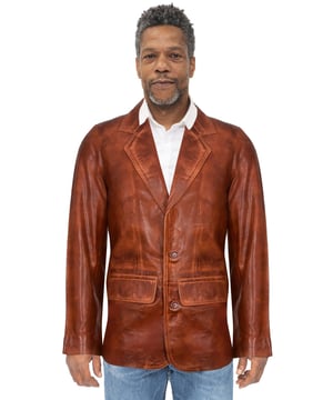 Esta chaqueta formal se presenta en una combinación de colores tostados que combina con una variedad de camisas de colores con las que puede desear combinar la chaqueta. Un acabado de cuero napa ultra suave en esta chaqueta da como resultado una apariencia suave que se destaca por el diseño relativamente discreto de la chaqueta. Las características delanteras se limitan a dos bolsillos anchos con solapa en la cintura de la chaqueta y una solapa ancha con muesca que da como resultado una estética limpia. La chaqueta ha sido diseñada con una silueta delgada y se ajusta a la cintura para lograr el ajuste perfecto, que complementa la forma y el tamaño de su cuerpo. • 100% cuero napa ultra suave de primera calidad • Blazer formal de un solo pecho con dos botones • Dos bolsillos grandes con solapa en el exterior y dos compartimentos integrados en el interior de la chaqueta