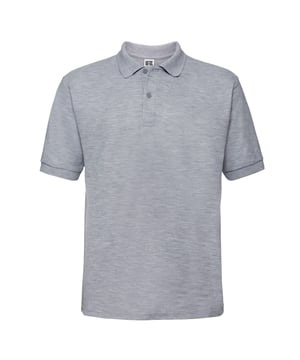 65% Polyester, 35% ringgesponnene Baumwolle. Design: Unifarben. Saum: Gerippt. Bündchen: Gerippt. Ärmelform: Kurzarm. Ausschnitt: Umgeschlagenes Kragen. Stofftechnologie: Strapazierfähig. 2-Knopf-Leiste, Verstärkte Schultern, Selbstfarbige Knöpfe, Getapedes Nackenband, Zwillingsnaht. 215g/m². Nachhaltigkeit: Amfori, Better Cotton Initiative, BSCI, Fair Labor Association, Oeko-Tex Standard 100 zertifiziert.