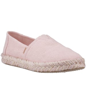 Je favoriete platform Alpargata schoen met nog meer touw. Creëer een boho chic stijl met de verhoogde touwomwikkeling op de middenzool en het slip-on ontwerp. Combineer met alles in je kast om er op je best uit te zien en je goed te voelen. Draag TOMS. Draag goed.