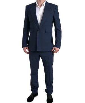 Marca: Dolce & Gabbana  
Modelo: Sicilia  
Género: Hombre  
Estilo: Traje de dos piezas con un solo botón  
Color: Azul  
Cierre: Cierre de un botón  
Ajuste: Ajuste slim  
Ventilación: Una abertura en la parte trasera  
Bolsillos: Dos bolsillos interiores  
Pantalones: Cierre de cremallera de 3 vías  
Material: 54% Poliéster, 44% Lana, 2% Elastano  
Forro: 100% Viscosa  
Hecho en Italia  
Material: 54% Poliéster, 44% Lana, 2% Elastano