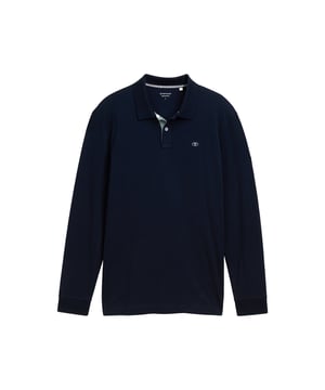 Das Tom Tailor Poloshirt für Herren vereint klassischen Stil mit hohem Tragekomfort. Ausgestattet mit einem traditionellen Polokragen und einer Knopfleiste mit Knopfverschluss, bietet es eine elegante und sportliche Optik. Das gestickte Logo auf der Brust verleiht dem Poloshirt eine dezente Markenakzentuierung, während die seitlichen Schlitze für mehr Bewegungsfreiheit und einen lässigen Look sorgen. Das Langarm-Design und der Regular Fit Schnitt machen das Shirt zu einer vielseitigen Wahl für jede Jahreszeit. Gefertigt aus hochwertigen Materialien, garantiert es ein angenehmes Tragegefühl und Langlebigkeit. Perfekt für den Alltag oder auch für legere Business-Anlässe, lässt sich das Poloshirt mühelos kombinieren und verleiht jedem Outfit eine zeitlose Eleganz.