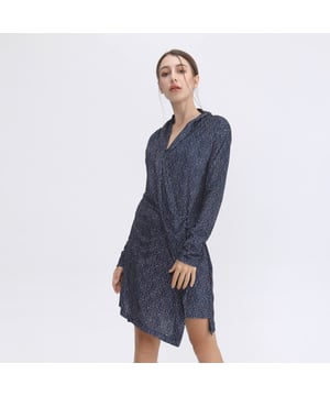 Zeer modern model met zijn gedrapeerde effect dat begint bij de schouder en terechtkomt in de heup. Een asymmetrische zoomlijn die een atypische snit voltooit; Dit stukje stijl geeft je garderobe energie. Het wordt ook gedragen als een korte jurk of als een tuniek over een leggins. Velvet stoffen, flexibel en stretch, worstelt niet, gemakkelijk te strijken, afgewezen in een bloemenprint in de herfstkleuren.

Productdetails:
Vorm: recht en gedrapeerd
Lengte: 92 cm vooraan
Lange mouwen
Decolleté v
Aandoen