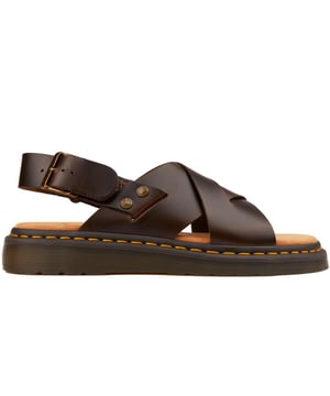 Entra en el verano con un estilo incomparable con las sandalias Dr Martens Zane. Estas sandalias marrones con tiras cruzadas combinan a la perfección una durabilidad resistente con una frescura natural. Confeccionados con cuero de primera calidad, prometen comodidad y longevidad. La icónica suela de goma no solo añade un aspecto distintivo sino que garantiza una tracción superior para todas tus aventuras urbanas. Ya sea que vayas a festivales al aire libre o a las calles de la ciudad, las sandalias Garin son tu boleto para una comodidad sencilla y elegante.