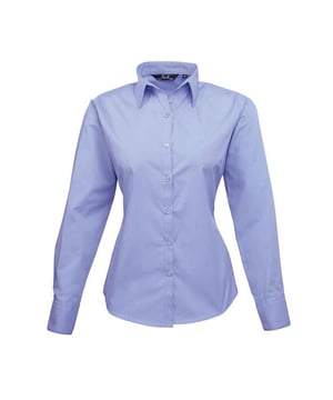 65% Polyester, 35% Baumwoll-Popelin. Design: Unifarben. Knopfverschluss. Abnäher an Rücken, Brustabnäher, Doppelte Falznähte, Pflegeleicht, Perlglanz-Knöpfe. Passform: Anliegend. GSM (Gramm pro Quadratmeter): 105. Nachhaltigkeit: Amfori-Freigabe, BSCI, REACH, Sedex, WRAP Zertifikat. Mit Kragen. Saum: Geschwungener Saum. Bündchen: Doppelknopf. Langärmlig.