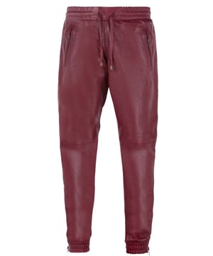 Dit is een stijlvolle variant op de geliefde joggingbroeken die sinds de jaren twintig als casual en comfortabel kledingstuk hebben gediend. Dit paar is gemaakt van eersteklas volnerf nappaleer, waardoor deze broek zacht aanvoelt en een gladde esthetiek heeft. Voor extra comfort hebben we een elastische tailleband met leren trekkoorden toegevoegd, zodat je de taille kunt aanpassen aan een pasvorm die bij je past, evenals ritsen bij de enkels voor extra ruimte als je die nodig hebt. Net als de originele joggingbroek is deze gemaakt voor gebruik tijdens het sporten, met zakken met ritssluiting voor veilige opslag tijdens het bewegen en een ademende, vochtafvoerende binnenvoering voor langdurig comfort. • Vervaardigd ultrazacht nappaleer • Gemaakt voor sporten, sporten en casual gebruik met ademende en vochtafvoerende voering • Voorzien van twee zakken met ritssluiting in de taille en twee zakken aan de achterkant • Elastische taille met leren trekkoorden en enkels met ritssluiting