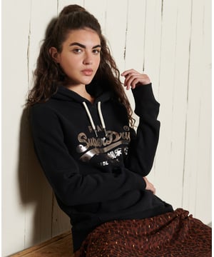 Sweatshirt Superdry Vintage-Logo Damen Schwarz Baumwolle. Authentisches Kleidungsstück von der Marke Superdry - Streetwear/Sportswear-Design von Superdry - Superdry für modebewusste Damen, perfekt für den Alltag - Das schwarze Sweatshirt von Superdry lässt sich hervorragend mit deiner Garderobe kombinieren - bequeme Baumwollqualität - klassisch - Vintage-Logo -