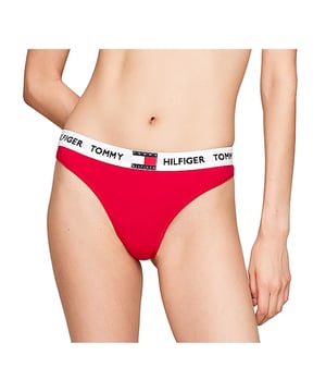 String Tommy Hilfiger Heritage Femme Rot aus Baumwolle. Authentisches Kleidungsstück der Marke Tommy Hilfiger - Streetwear/Sportswear Design von Tommy Hilfiger - Tommy Hilfiger für modebewusste Frauen, perfekt für den Alltag - String Tommy Hilfiger in Rot lässt sich hervorragend mit dem Rest Ihrer Garderobe kombinieren - angenehmes Baumwollmaterial - klassisch - Heritage -